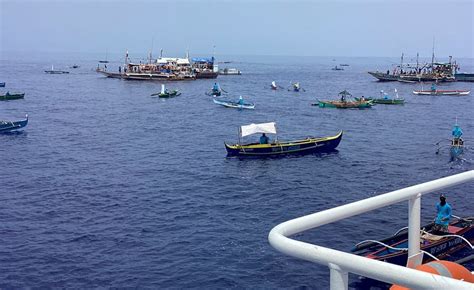 South China Sea: Filipino activists, fishermen sail in 100.